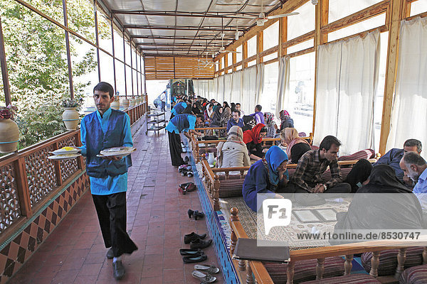 Junge Iranerinnen und Iraner zur Mittagszeit in einem traditionellen Restaurant  Basar  Isfahan  Provinz Isfahan  Persien  Iran