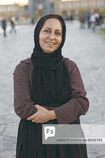 Iranische Frau mit Kopftuch  Isfahan  Provinz Isfahan  Persien  Iran