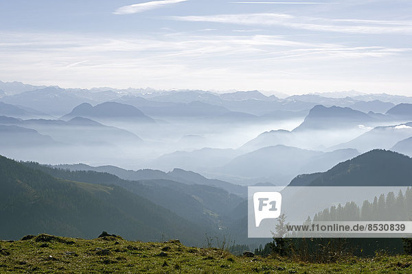 Inntal mit Pendling bei Kufstein vor den Bergen des Zillertals von der Hochries  Chiemgau  Oberbayern  Bayern  Deutschland