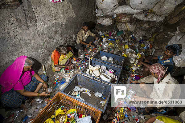Arbeiter sortieren Plastikmüll zum Recycling Dharavi Slum ??Mumbai Maharashtra Indien