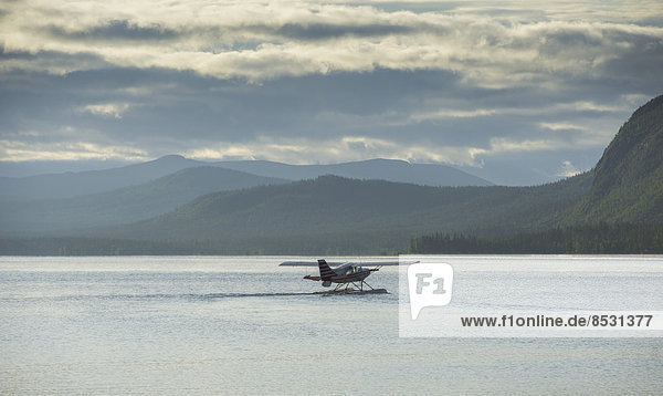 Wasserflugzeug startet am Saggat bei der Insel Årrenjarka  Kvikkjokk  Norrbottens län  Schweden
