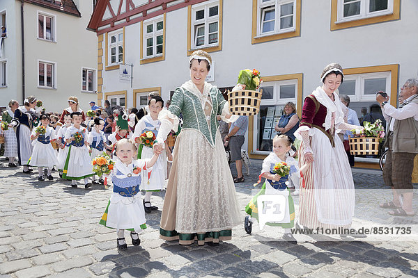 Frauen und Kinder beim Umzug durch die Altstadt  Fischerstechen  Ulm  Baden-Württemberg  Deutschland