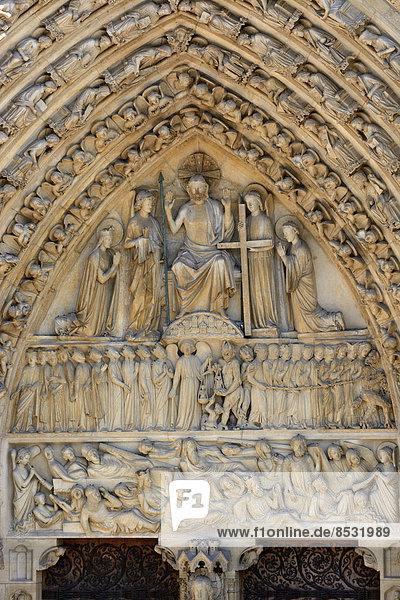 Steinreliefs über dem Eingang der Cathédrale Notre Dame  Paris  Region Île-de-France  Frankreich