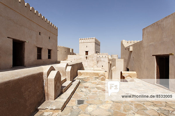 Innenhof  Fort Nakhl  oder Husn Al Heem  Festung  historischer Lehmbau  Al-Batinah Provinz  Sultanat von Oman  Arabische Halbinsel