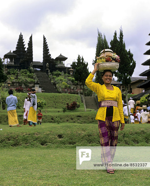 Tempel Pura Besakih  Balinesin mit Opfergaben  Prozession  Besakih  Bali  Indonesien