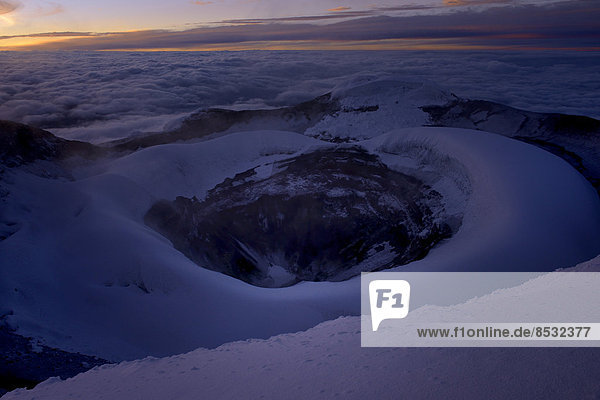 Vulkankrater Cotopaxi bei Sonnenaufgang  Quito  Ecuador