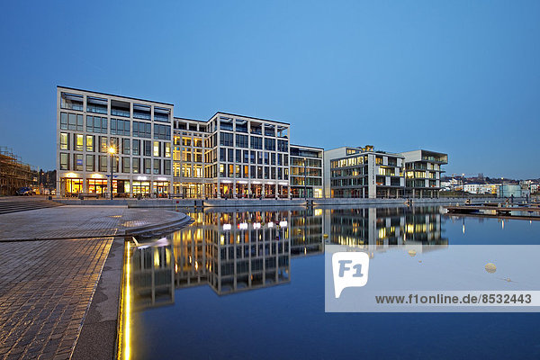 Der Phoenix-See mit der Uferpromenade und moderner Architektur zur blauen Stunde  Dortmund  Nordrhein-Westfalen  Deutschland