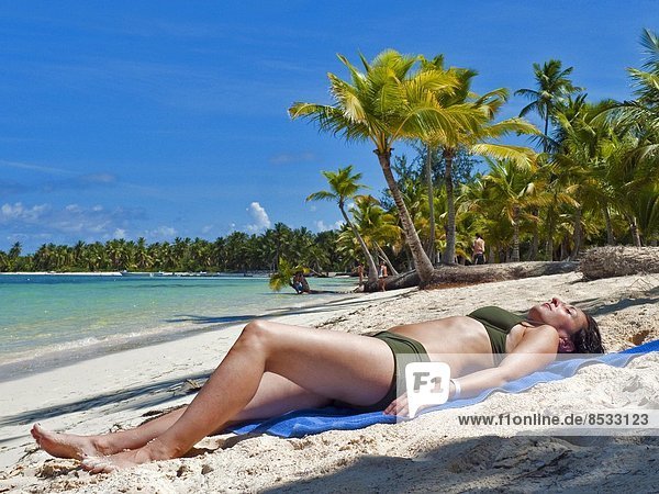 Frau unter Palmen am Strand  Playa Bavaro  Punta Cana  Dominikanische Republik
