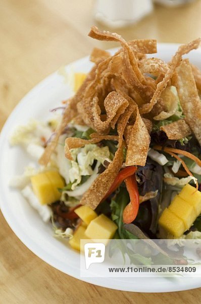 Gemischter Salat mit Mango und frittierten Teigstreifen