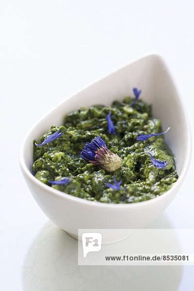 Avocadosauce mit Hanföl und Kornblumen
