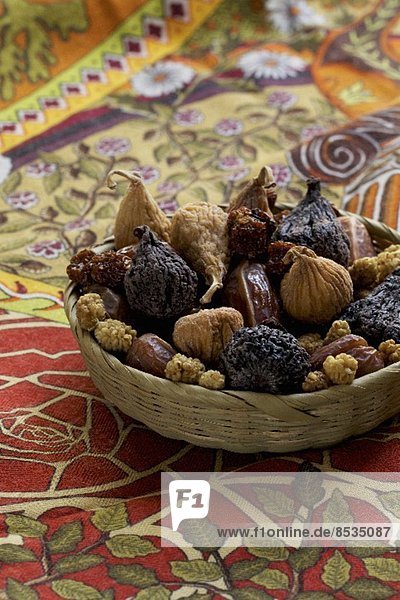 Getrocknete Früchte: helle und dunkle Feigen  Physalis und Maulbeeren