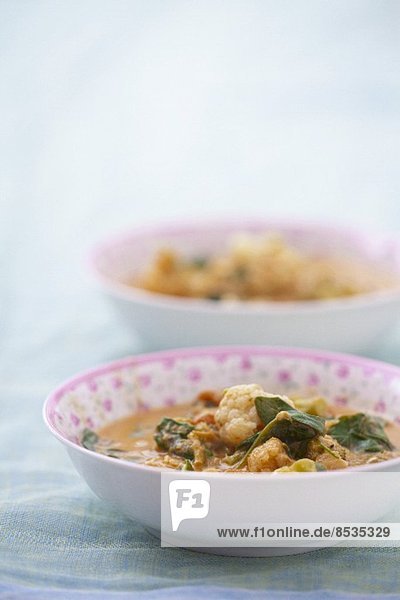 Currysuppe mit Blumenkohl  Spinat und Möhren