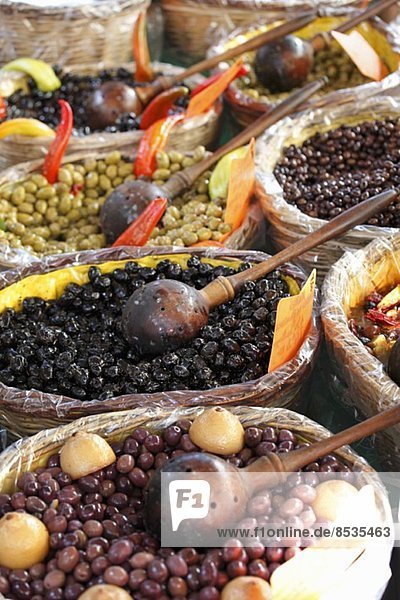 Oliven in Körben auf dem Markt