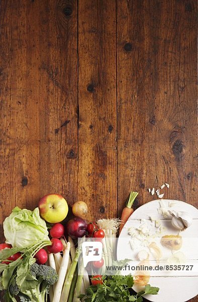 Gemüse und Obst auf Holzplatte