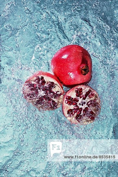 Granatäpfel im Wasser
