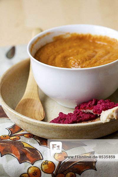 Möhrenpüree mit Tamari und Erdnüssen und Rote-Bete-Dip