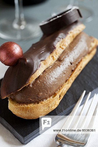 Eclair mit Schokoladencreme und Schokoladendekoration