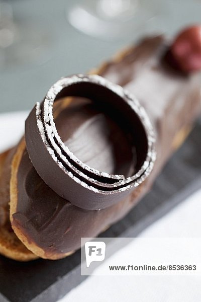 Handgemachte Schokoladendekoration auf einem Eclair