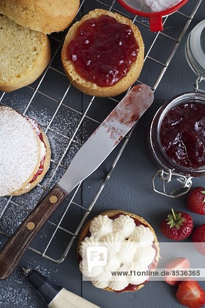 Mini Victoria Sponge Cake (Biskuitkuchen mit Vanille-Buttercreme und Erdbeermarmelade) zubereiten