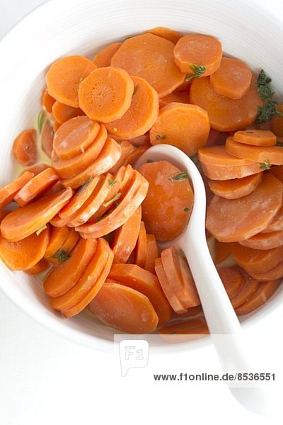 Karottengemüse mit Orangensaft