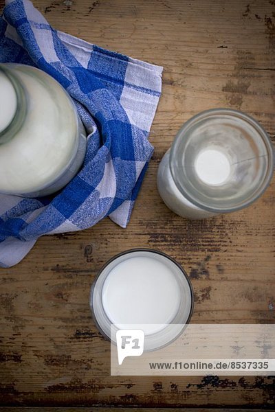 Stilleben mit Milch in Flasche,  Karaffe & Glas (Aufsicht)