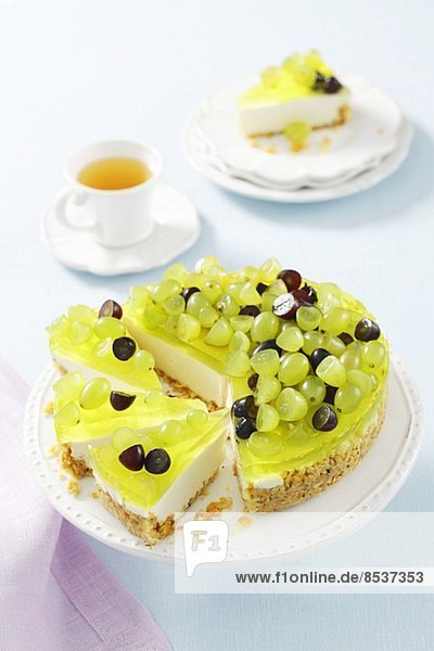 Yoghurt torte with jelly and grapes