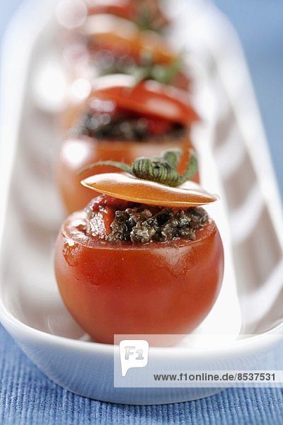 Tomaten mit Tapenade-Füllung