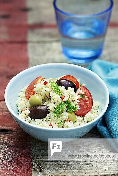 Couscous mit Oliven  Tomaten und Pfefferminze