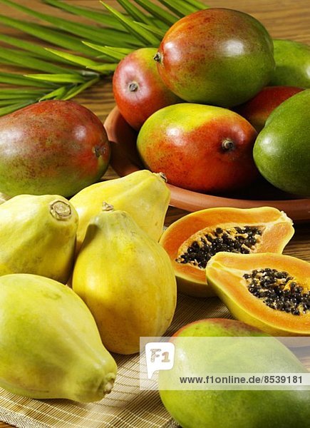 Frische Mangos und Papayas