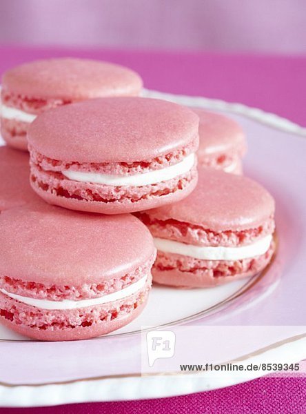 Rosa Macarons auf Teller (Close Up)