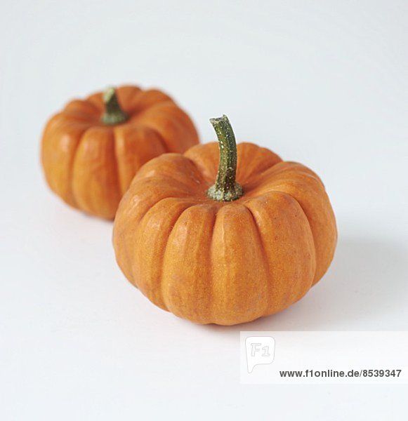 Zwei orangefarbene Kürbisse