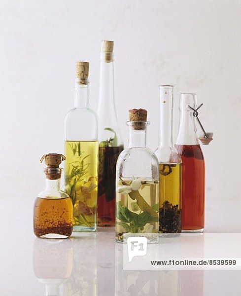 Verschiedene aromatisierte Öle in Flaschen