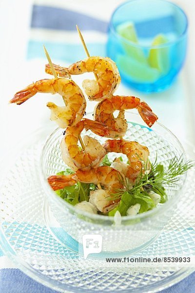 Frittierte Garnelenspiesse mit Rucola und Fenchel