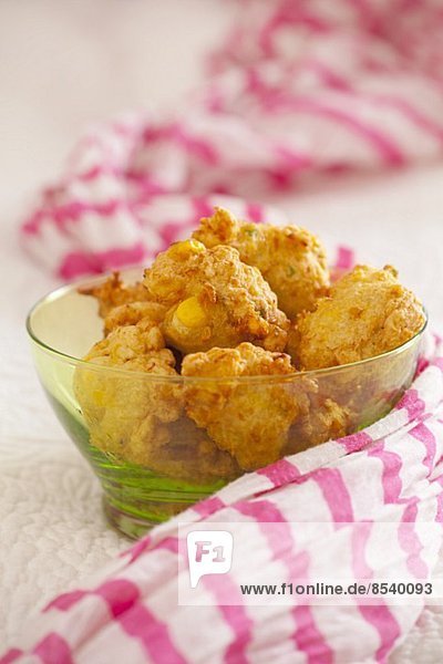 Frittierte Maispuffer (Indien)