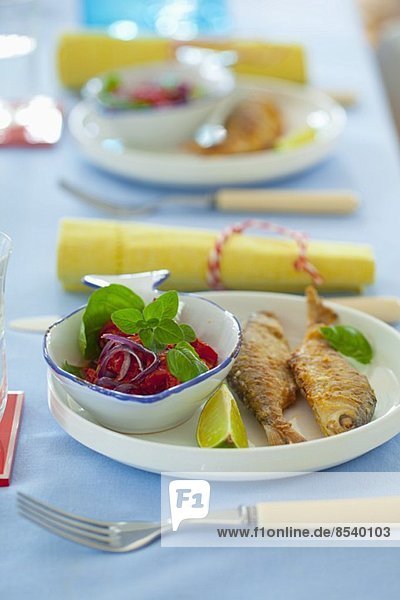 Frittierte Fische mit Tomatensalat