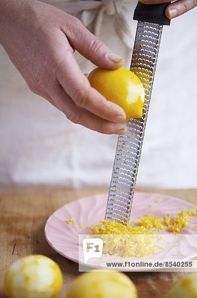 Zitronenschale abreiben