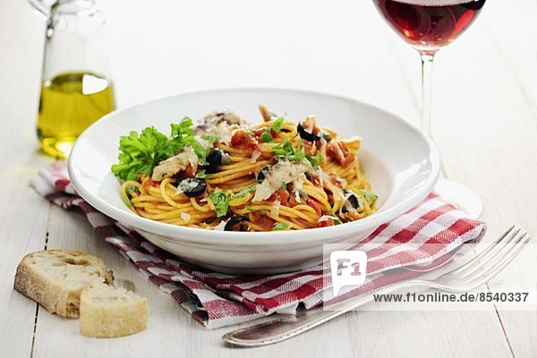 Spaghetti Puttanesca (Tomatensugo mit Zwiebeln  Kapern  schwarzen Oliven und Sardellen)
