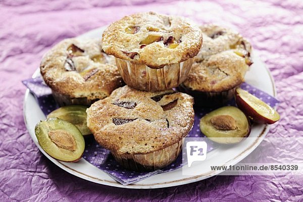Pflaumen-Walnuss-Muffins auf lila Hintergrund