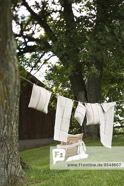 Eine Wäscheleine mit Haushaltswäsche und Wäsche hing zum Trocknen an der frischen Luft.