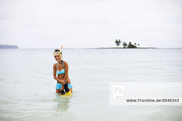 Eine junge Frau watet in flachem Wasser auf der Halbinsel Samana in der Dominikanischen Republik.