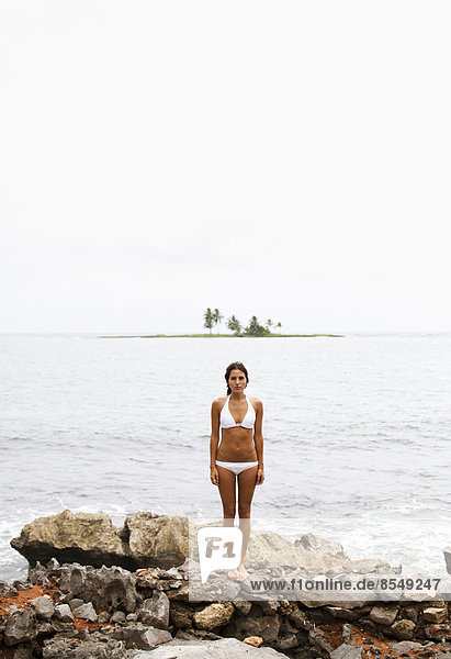 Eine junge Frau am Ufer an einem bewölkten Tag in Las Galeras  Halbinsel Samana  Dominikanische Republik.