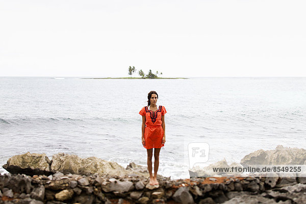 Eine Frau am Strand an einem bewölkten Tag in Las Galeras  Halbinsel Samana  Dominikanische Republik.