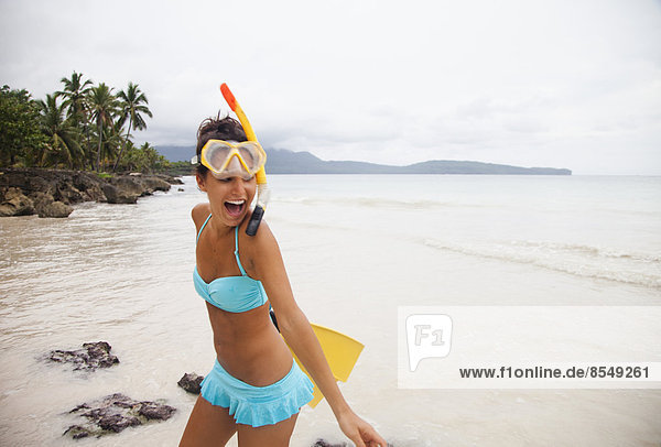 Eine junge Frau in einem Bikini an einem abgelegenen Strand auf der Halbinsel Samana in der Dominikanischen Republik.