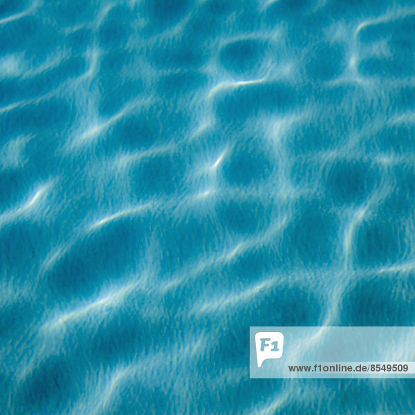 Das sich bewegende Wasser auf der Oberfläche eines Schwimmbeckens. Reflexionen und Wellen  die das Licht einfangen.