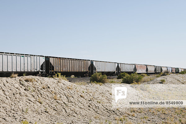 Waggons eines Zuges  der die Black-Rock-Wüste durchquert.