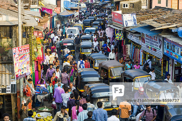 Mensch Menschen beschäftigt Zimmer Größe Bombay Indien Maharashtra Markt Straßensperre Absperrung