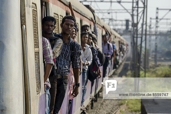 Ein überfüllter Zug bei der Einfahrt in den Churchgate Bahnhof  Mumbai  Maharashtra  Indien