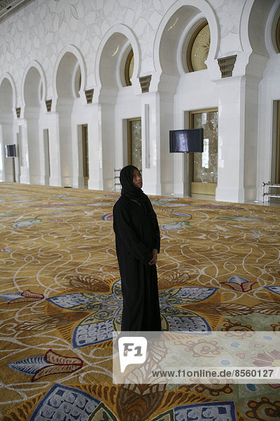 Gläubige Frau in der Scheich-Zayid-Moschee Gebetsraum der Frauen  Abu Dhabi  Emirat Abu Dhabi  Vereinigte Arabische Emirate