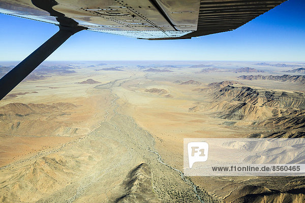 Ausblick aus einem Kleinflugzeug auf die Ausläufer der Namib-Wüste  Namib-Naukluft-Nationalpark  Namibia
