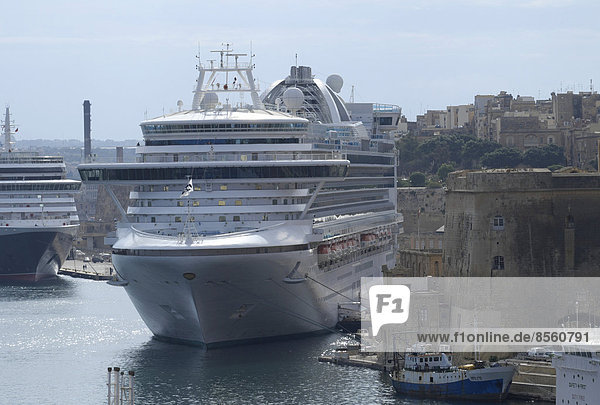 Kreuzfahrtschiff im Hafen  Valletta  Malta